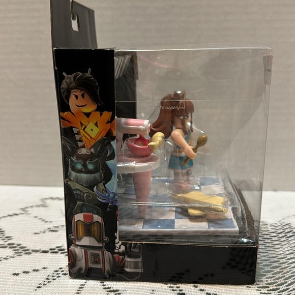 Roblox Royale High: Baking Class Breakdown Figure With Code New In Box - Picture 2 of 5